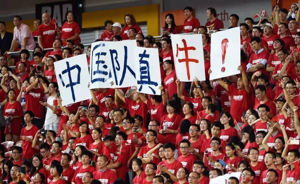 我不知道这些（汉密尔顿曾在场边做球童），6年前？哇，是的。